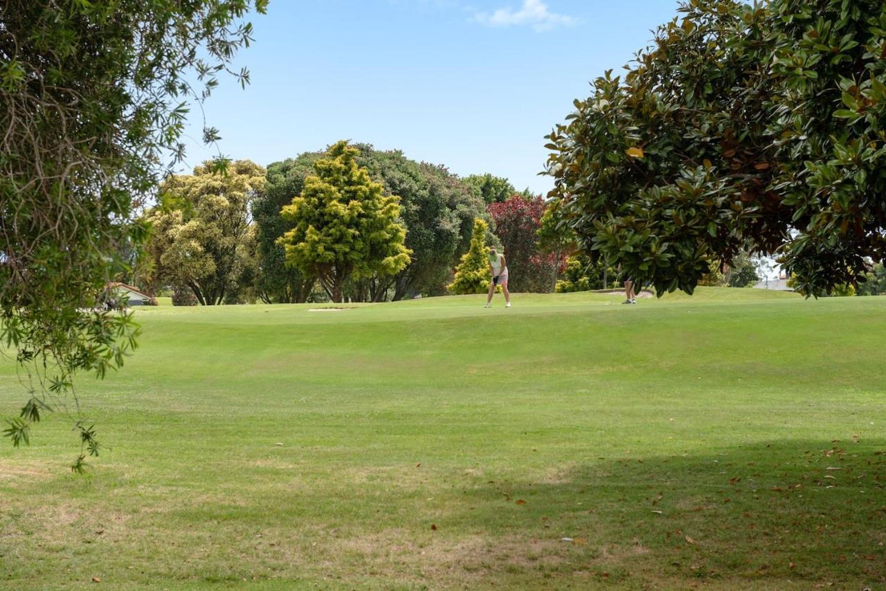 Villa Golfers Delight In Quiet Cul De Sac Mount Maunganui Exterior foto